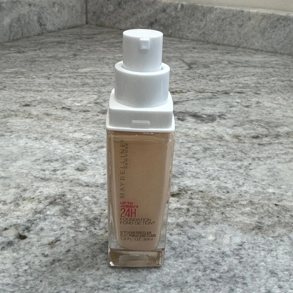 NWT Maybelline SuperStay 24H Foundation - 102 fair porcelain